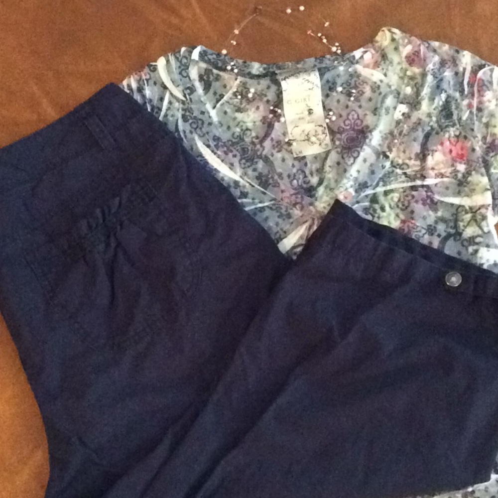 🍄 IZOD Capri Pants